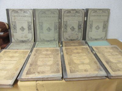 plusieurs vieux livres posés sur une table, avec un ours en peluche en arrière-plan
