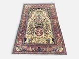 un tapis avec un motif floral sur fond blanc