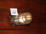 une lampe fixée à un mur en bois