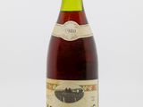 l'image d'une bouteille de vin posée sur une table