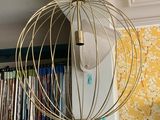 une lumière suspendue au plafond d'une pièce