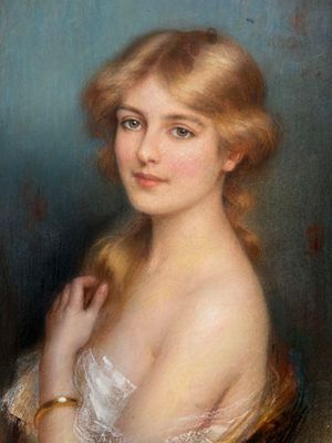 portrait d'une femme en robe blanche portant un bracelet en or