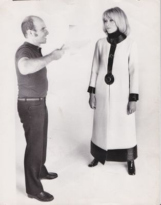 Photographe inconnu . André Courrèges et Mireille Darc Épreu…