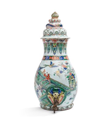 une image représentant un vase muni d'un couvercle posé sur une surface blanche