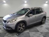 la voiture argentée est garée dans le garage sur un sol en damier