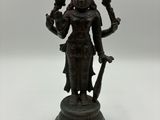 une image représentant une statue de femme tenant un bâton