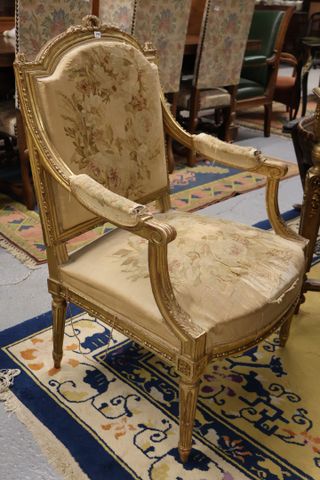 Fauteuil à la reine en bois doré de style Louis XVI garnie de tap...