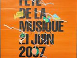 une porte orange avec une pancarte indiquant « Let's not play music – tourner au 2077 »