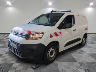 la camionnette blanche est garée dans une grande pièce au sol en damier