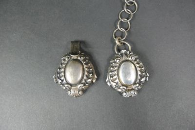 Boucle de ceinture en argent à décor de médaillon en repouss…