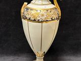 un vase blanc décoré d'or