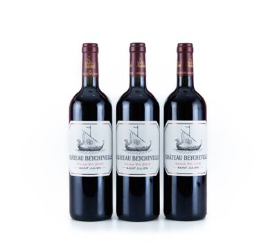 trois bouteilles de vin rouge posées l'une à côté de l'autre sur une surface blanche