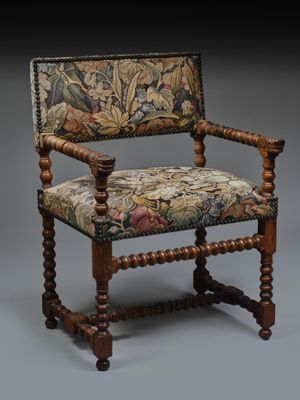 Fauteuil ou chaise à bras en bois naturel mouluré et sculpté… - Photo 1