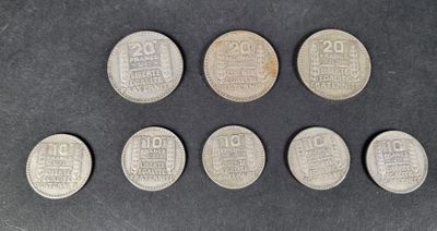 six types de pièces différents sont représentés sur une surface noire