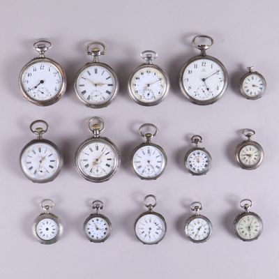 de nombreux modèles différents de montres de poche exposés sur la table
