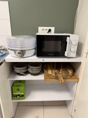 un micro-ondes posé sur une étagère dans la cuisine