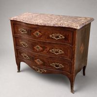 COMMODE en bois de placage et marqueterie ouvrant par trois …