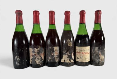 six bouteilles de vin sont alignées dans une rangée