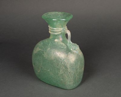 une bouteille en verre verte posée sur une table