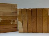 plusieurs livres sont empilés sur une surface blanche