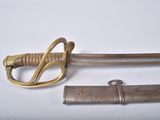 une vieille épée avec une poignée en or et une poignée en métal