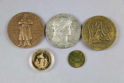quatre types de pièces différents sont présentés sur une surface blanche
