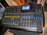 une grande console de son posée sur une table