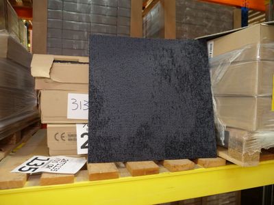 une pile de boîtes sur une palette dans un entrepôt