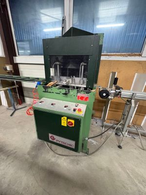 l'image d'une machine installée dans une pièce