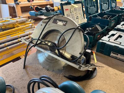 une photo d'un atelier d'usinage avec une scie circulaire