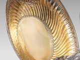 une assiette en argent et une tasse en argent posées sur une table