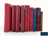 plusieurs livres sont alignés sur une surface blanche