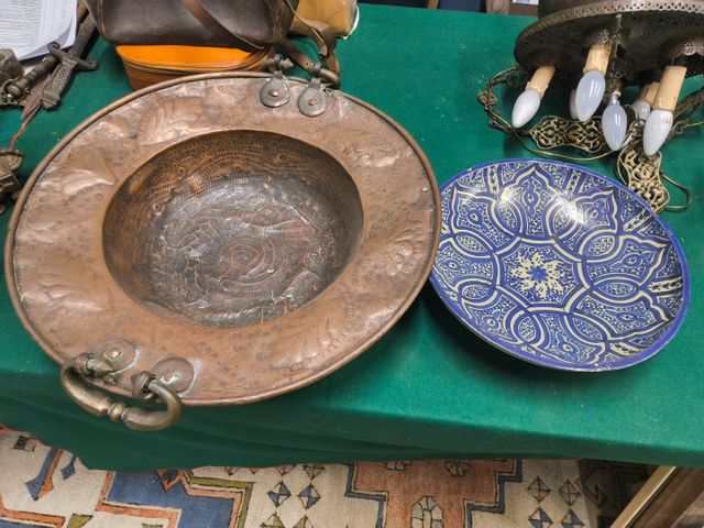 Grand plat en cuivre repoussé, un plat en grès travail d’afrique ...