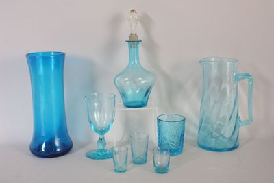 beaucoup d'objets en verre bleu sur la table