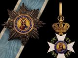 deux médailles et une médaille attachée à un ruban sur fond noir