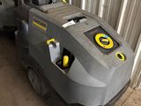 un gros plan d'une machine posée au sol