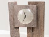 une horloge en bois posée sur une table blanche