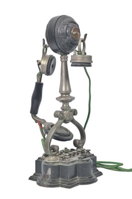 un téléphone à l'ancienne muni d'un fil