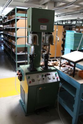 1 machine à galber les contreforts VIFAMA MOD V 85 EC