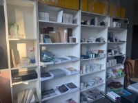 7 étagères en stratifié blanc + 1 étagère colonne en stratif…