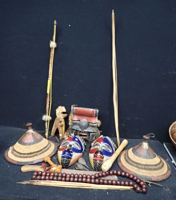 une table sur laquelle sont disposés divers objets