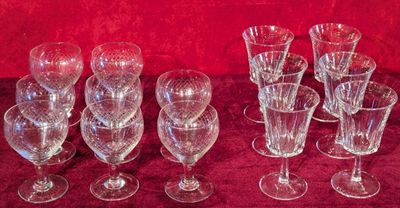 Ensemble comprenant 8 verres à liqueurs en cristal guilloché…