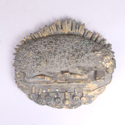 une plaque métallique sur laquelle figure l'image d'un poisson