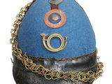 un chapeau bleu entouré d'une chaîne dorée