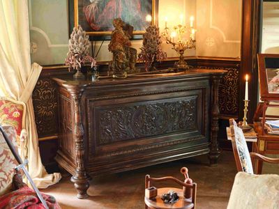 une photo d'un salon avec des meubles anciens