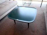 une table basse en verre posée à même le sol dans un salon