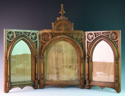 un paravent à trois panneaux surmonté d'un miroir