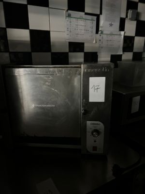 un micro-ondes posé sur le comptoir d'une cuisine