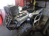 une moto garée dans un garage à côté d'un tas de pneus