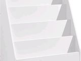 un gros plan sur une bibliothèque blanche comportant trois étagères